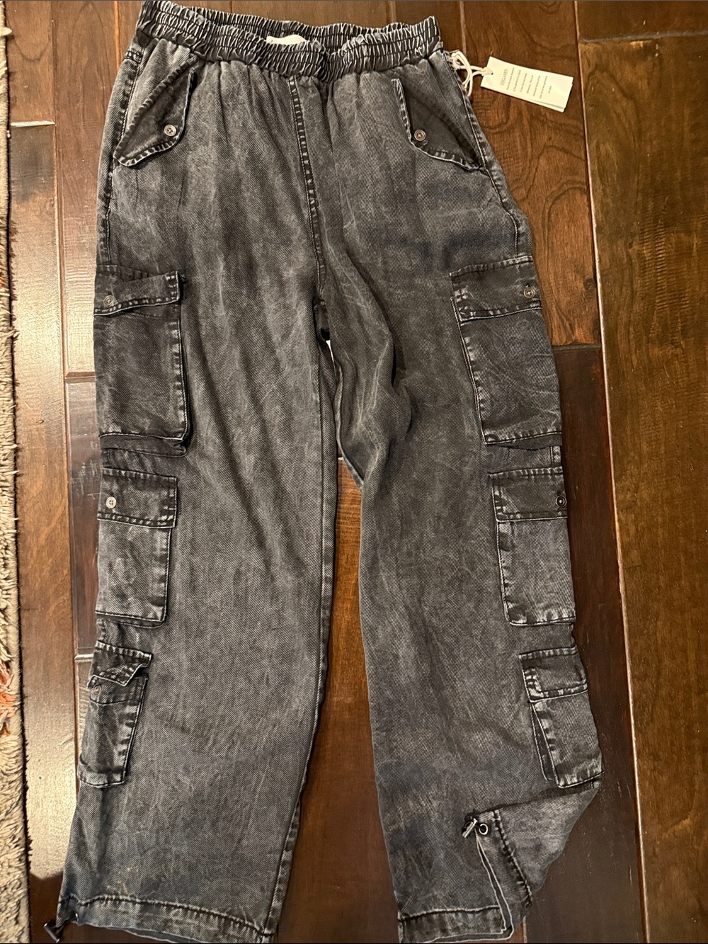 Women’s Washed Black Cargo Pants with Elastic Waist. NWT Vintage Havana size sm